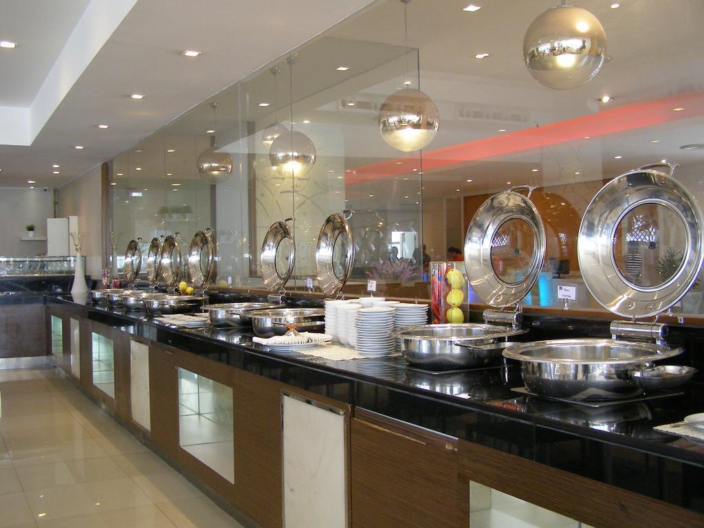 Iyarin @ Tuk Chang Hotel Bangkok Esterno foto
