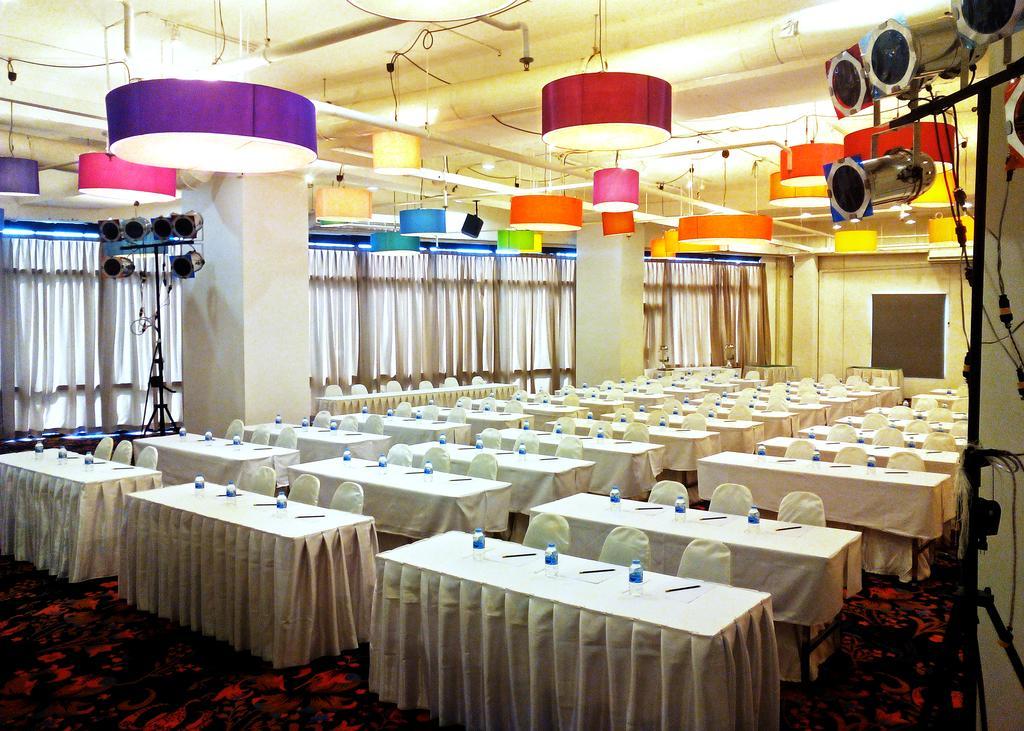 Iyarin @ Tuk Chang Hotel Bangkok Esterno foto